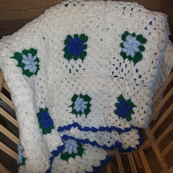 VTG Granny SQUARES Afghan HANDMADE Crochet BLANKET - Picture 1 of 4